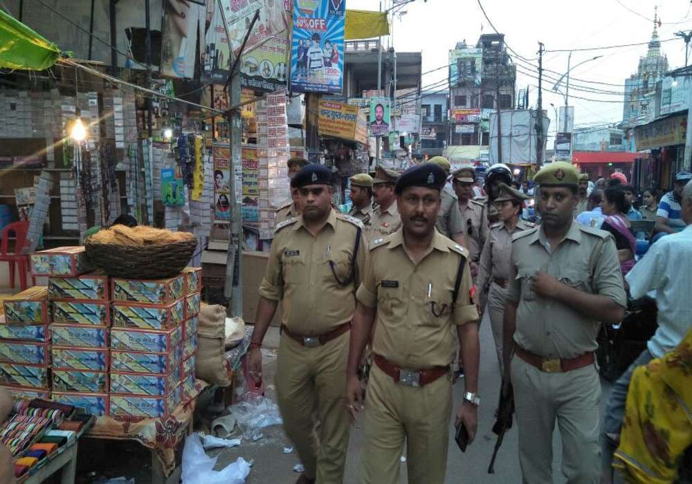 Police Officers action against encroachment in Market Barabanki News