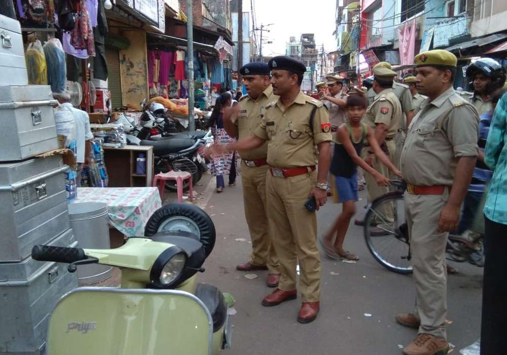 Police Officers action against encroachment in Market Barabanki News