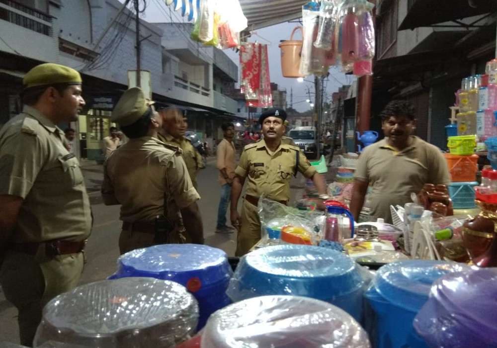 Police Officers action against encroachment in Market Barabanki News