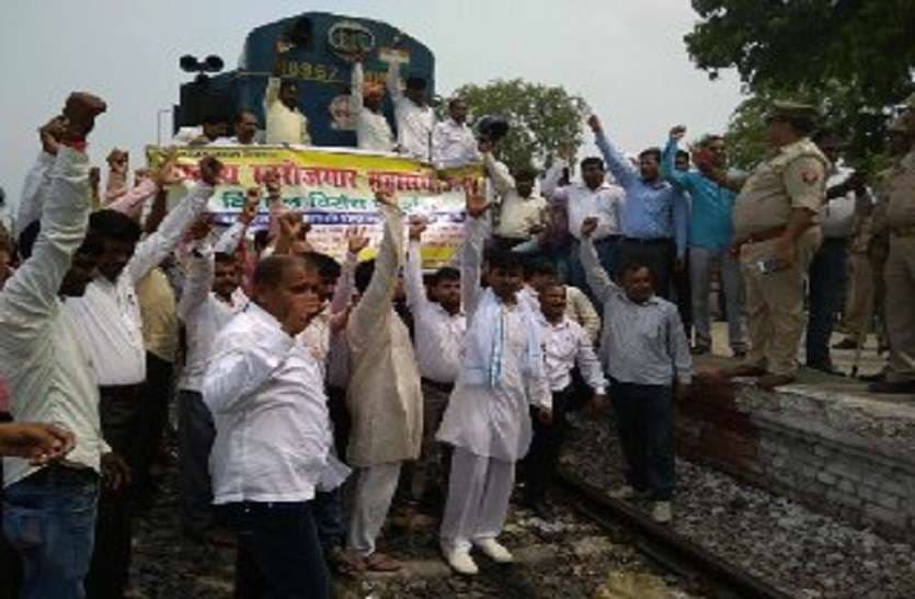 Swarojgar sangh protest against closed private schools