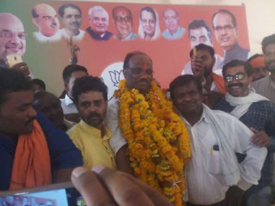 BJP candidate Durgadas Uike addressed the workers after the victory