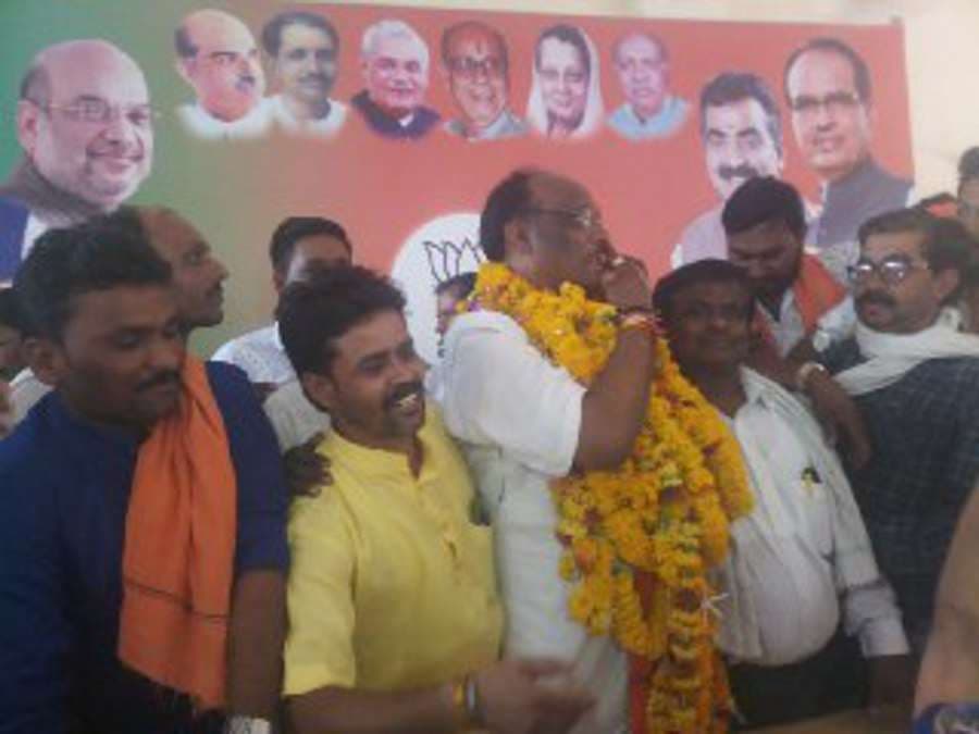 BJP candidate Durgadas Uike addressed the workers after the victory