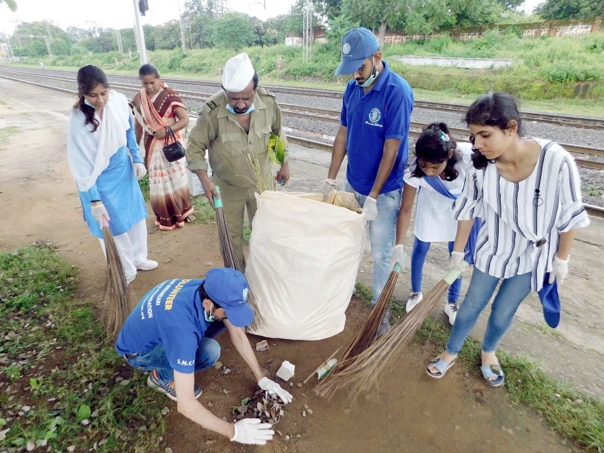 Members of Sant Nirankari Charitable Foundation cleaned at the statio