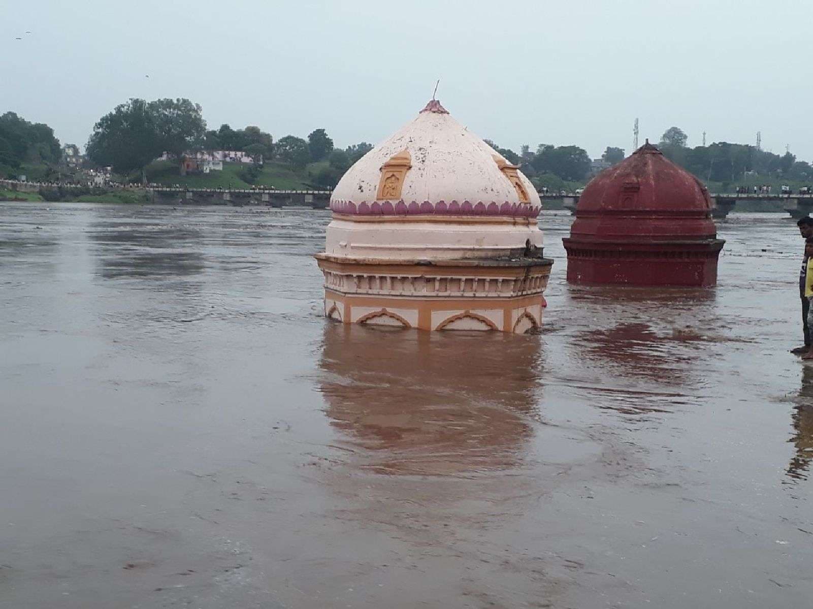 Live: Temples of Burhanpur Tapti Ghat submerged