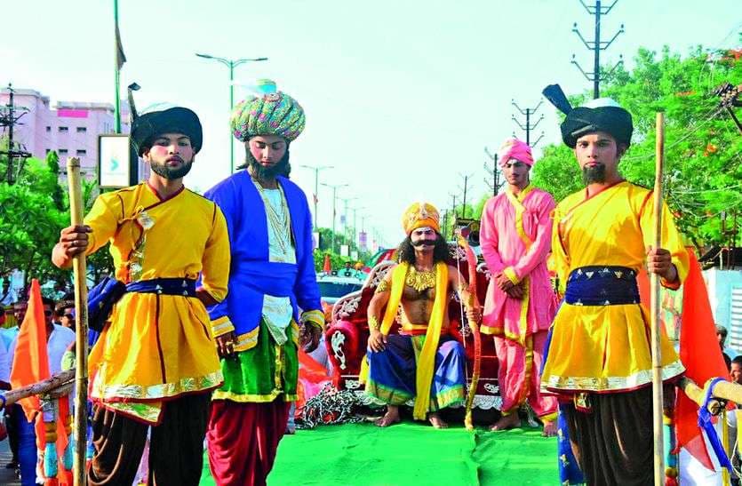 सम्राट पृथ्वीराजसिंह चौहान व गौरी के बीच संवाद भी दिखाया।