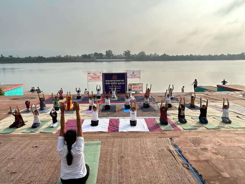 सीआईएसएफ इकाई एसपीएम मे एक सप्ताह से चल रहे योग शिविर का समापन पर्यटन घाट पर हुआ