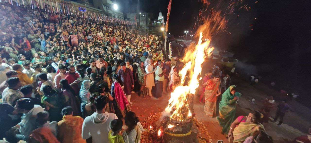 holika dahan in sethani ghat narmadapuram