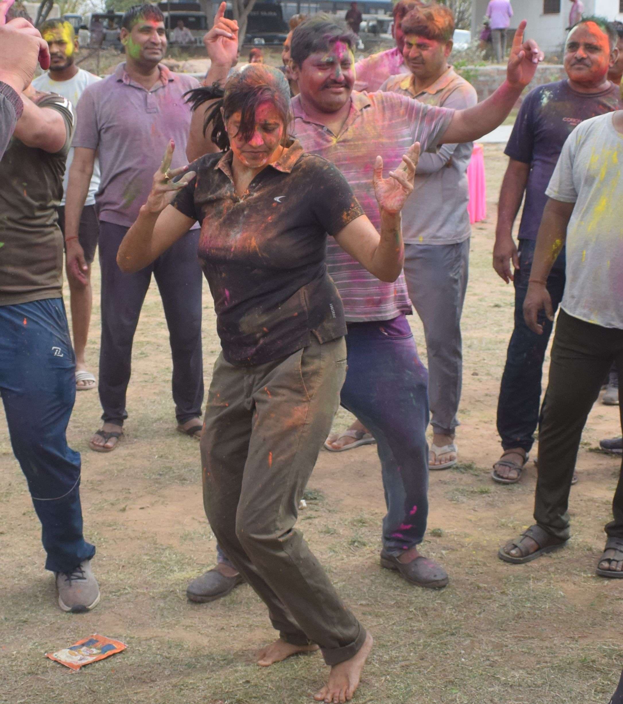 TI Tinu Sogarwal danced fiercely on Holi.....see pictures