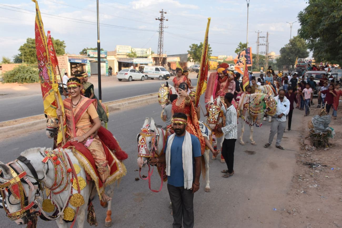 Immersion of the idol amidst cheers after nine days of worshiping the Mother Goddess