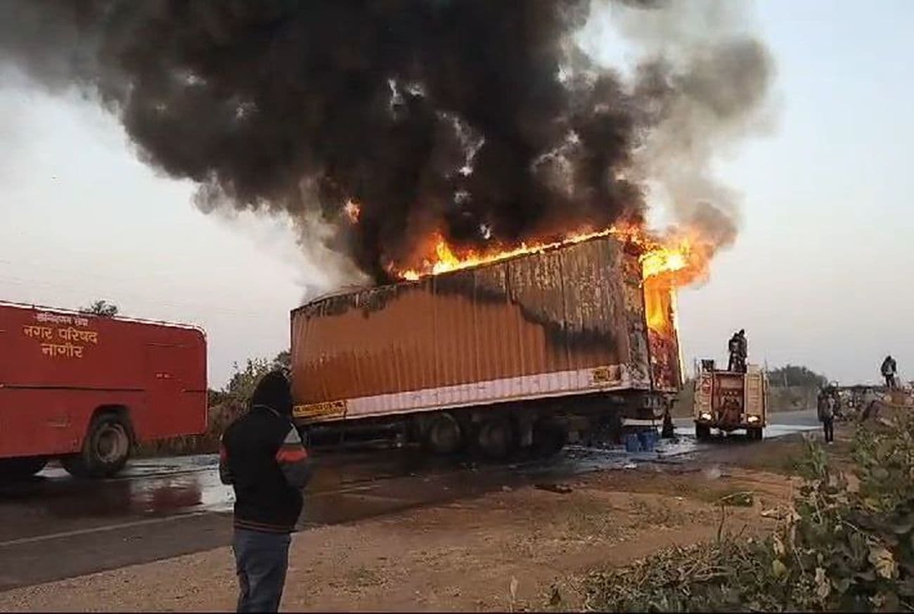 2 drivers burnt alive in truck collision