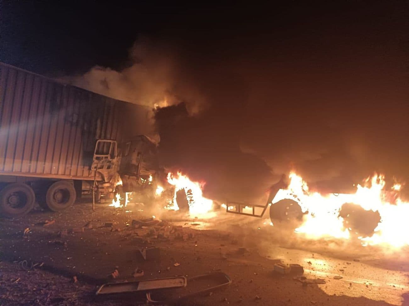 2 drivers burnt alive in truck collision