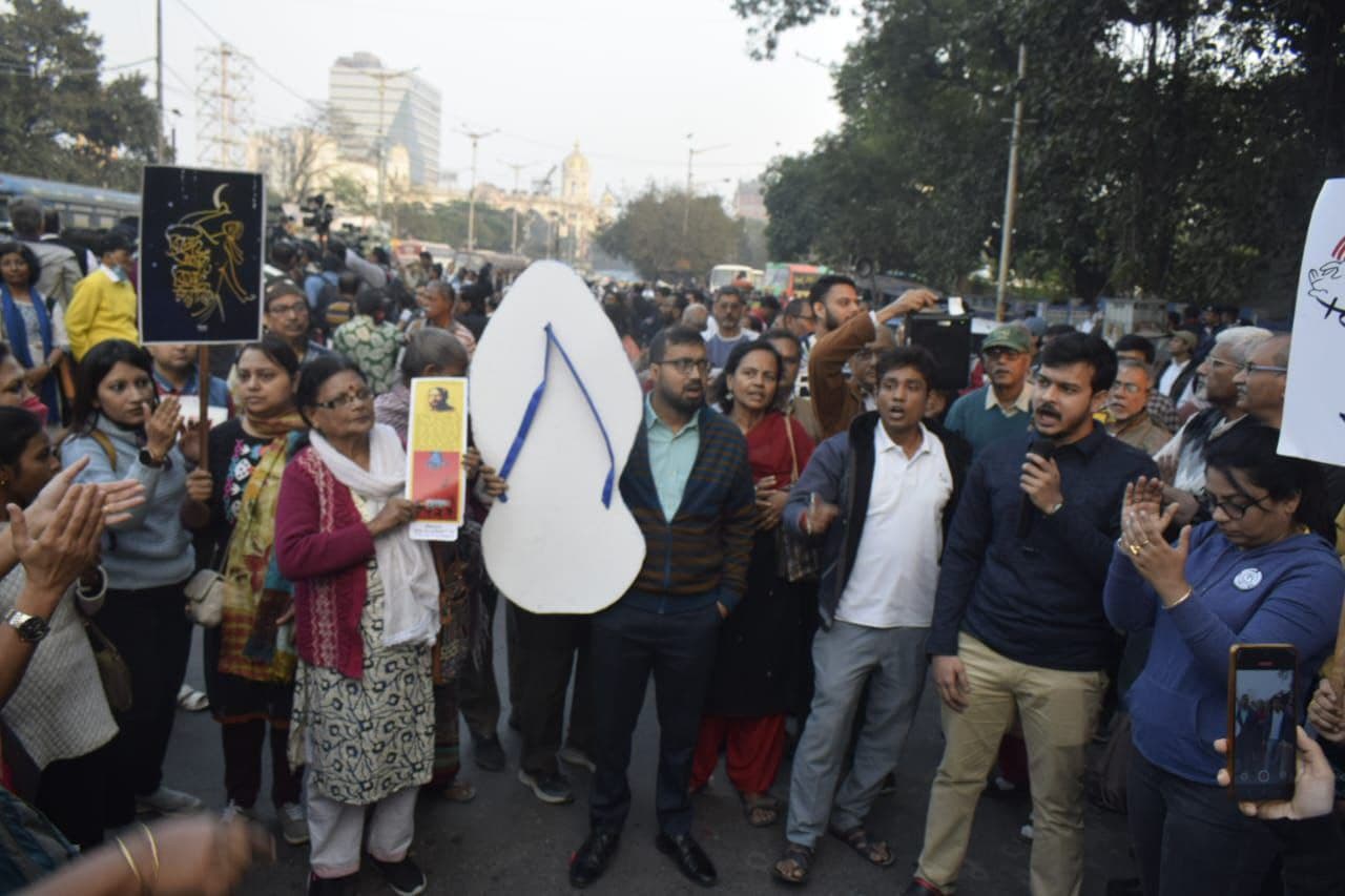 अभया मंच की ओर से महानगर में आयोजित विरोध प्रदर्शन में हिस्सा लेते लोग।  