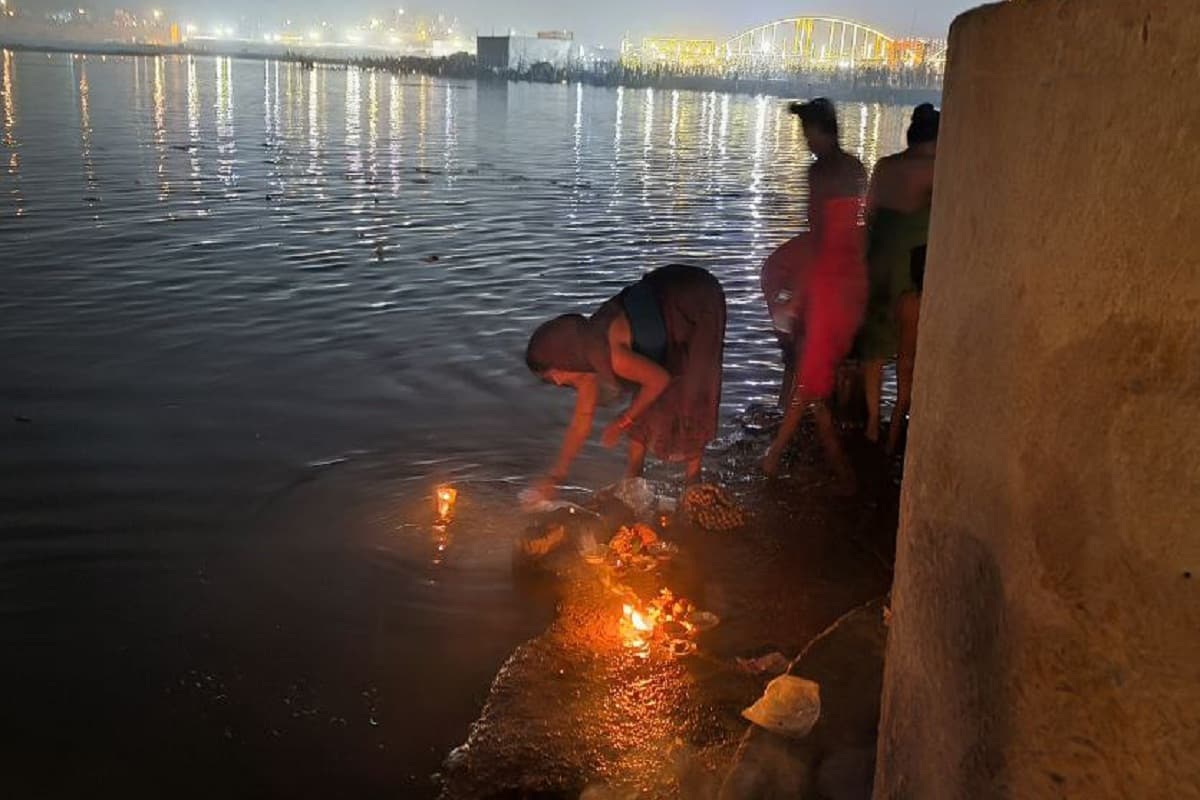 राजिम के त्रिवेणी संगम में हजारों श्रद्धालुओं ने लगाई आस्था की डुबकी, दीपदान कर की पूजा-अर्चना