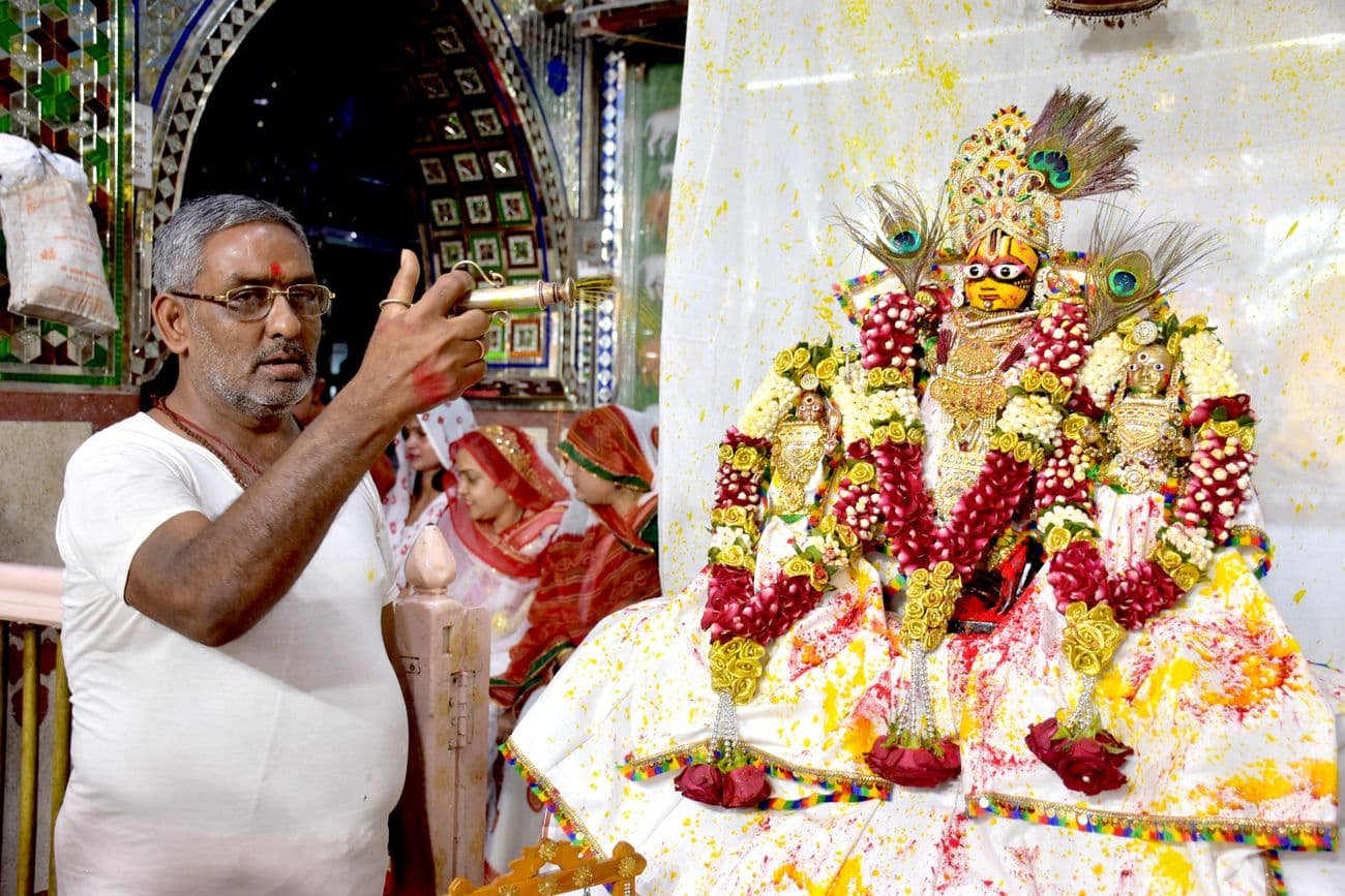 Nagarseth Banshiwala drenched in the pomp of Phagotsav, gulal, flowers, saffron and perfume