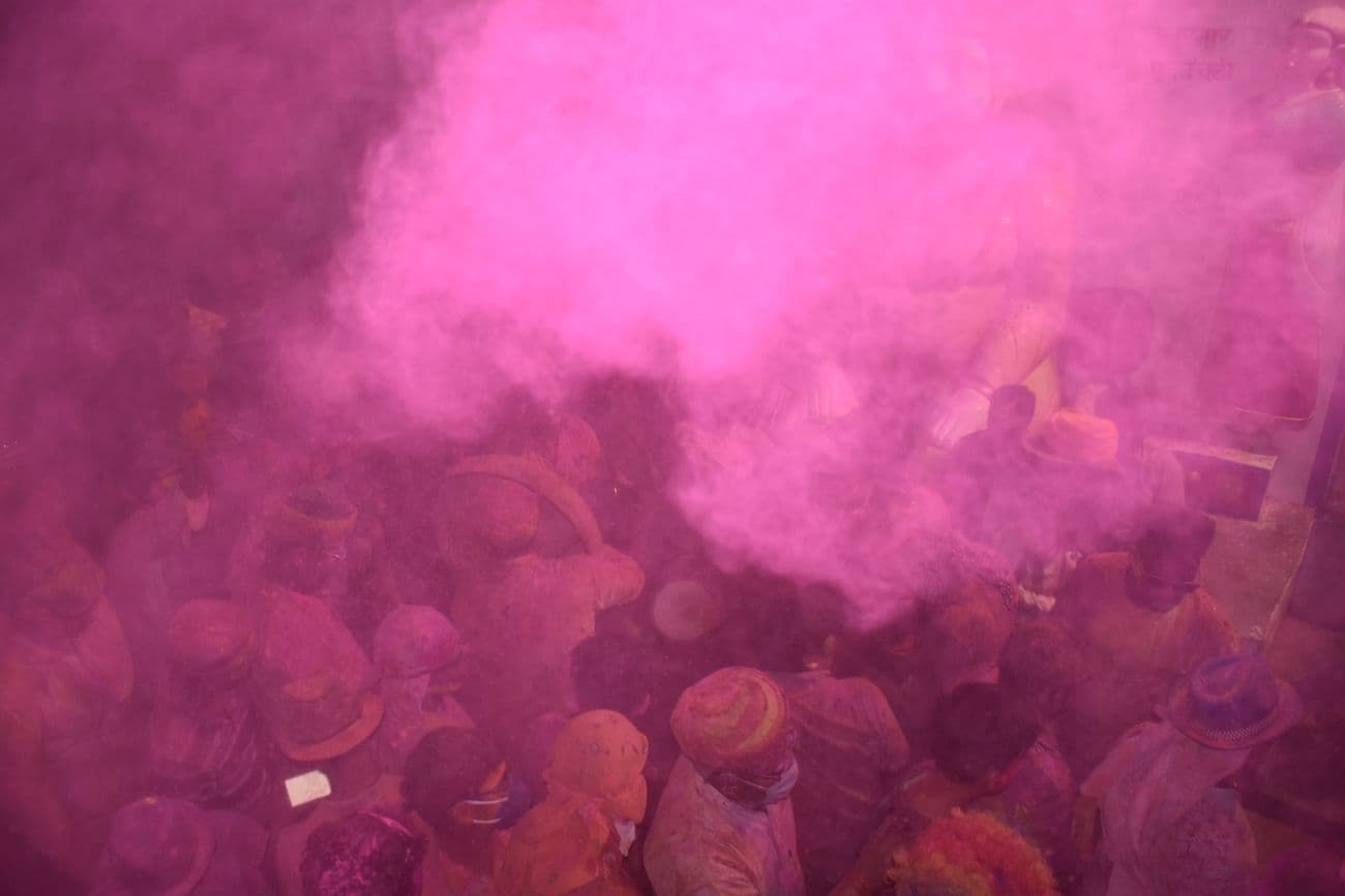 Shower of colors in Pushkarna Phagotsav, Lord Indra sprinkled light and there was a fight with the hubbub.