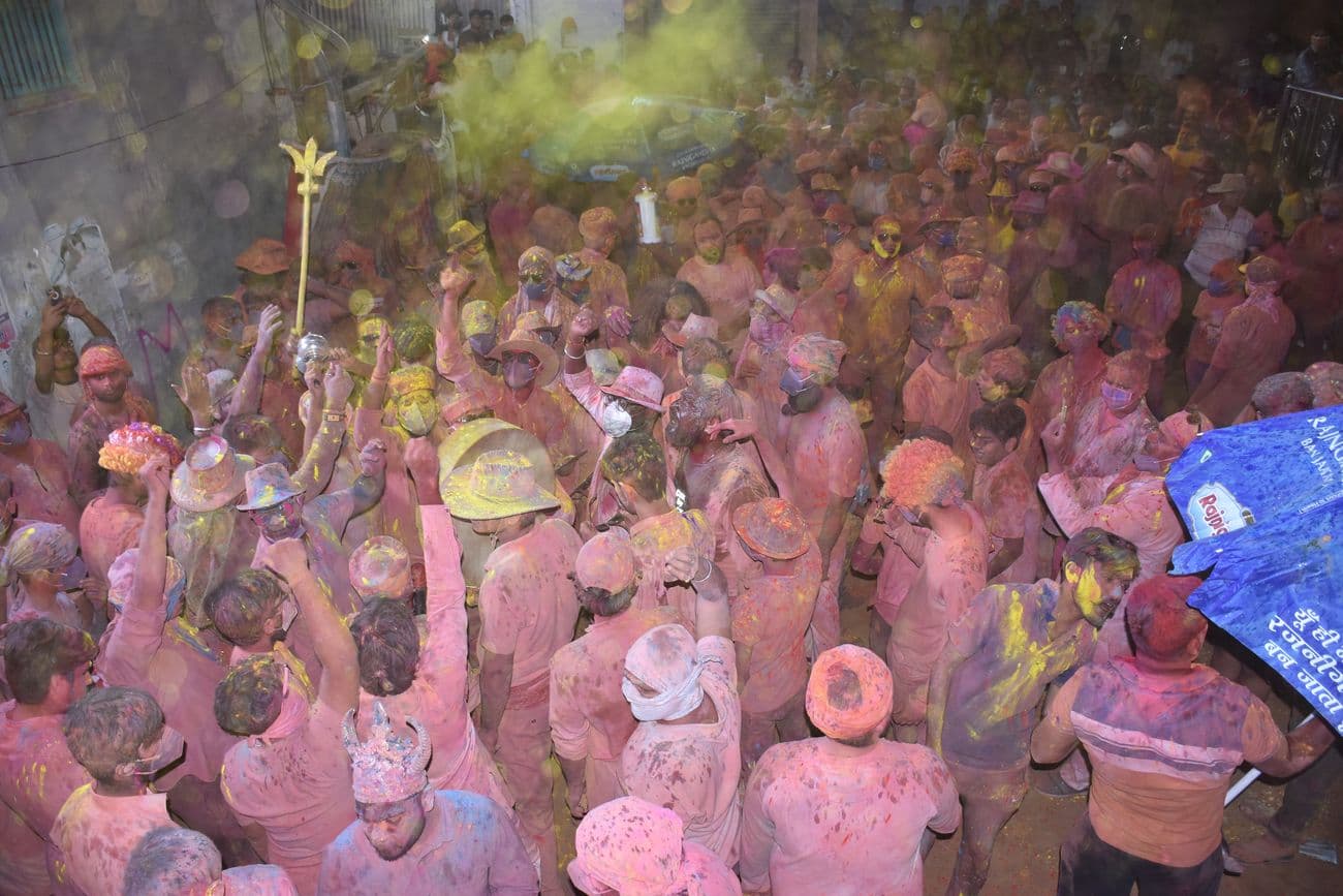 Shower of colors in Pushkarna Phagotsav, Lord Indra sprinkled light and there was a fight with the hubbub.