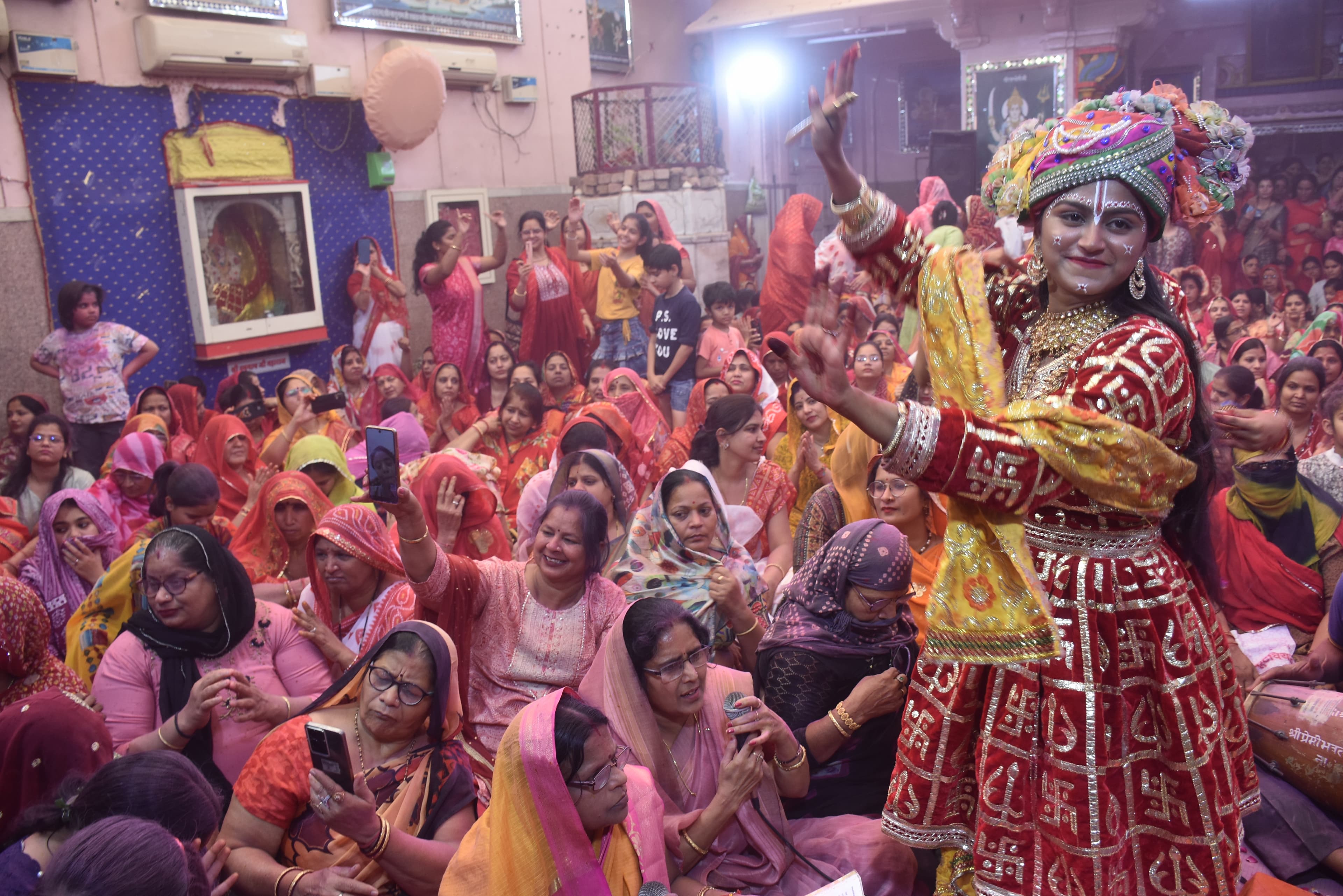 Nagarseth Banshiwala drenched in the pomp of Phagotsav, gulal, flowers, saffron and perfume