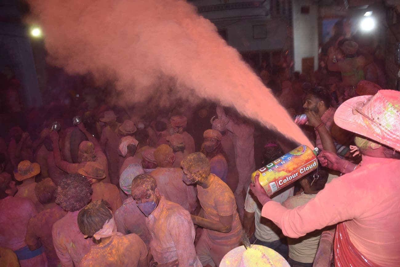 Shower of colors in Pushkarna Phagotsav, Lord Indra sprinkled light and there was a fight with the hubbub.