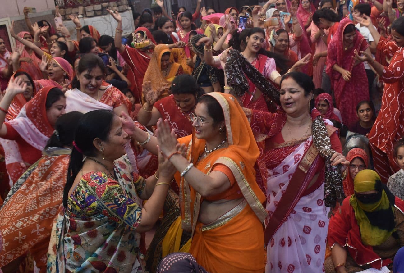 Nagarseth Banshiwala drenched in the pomp of Phagotsav, gulal, flowers, saffron and perfume