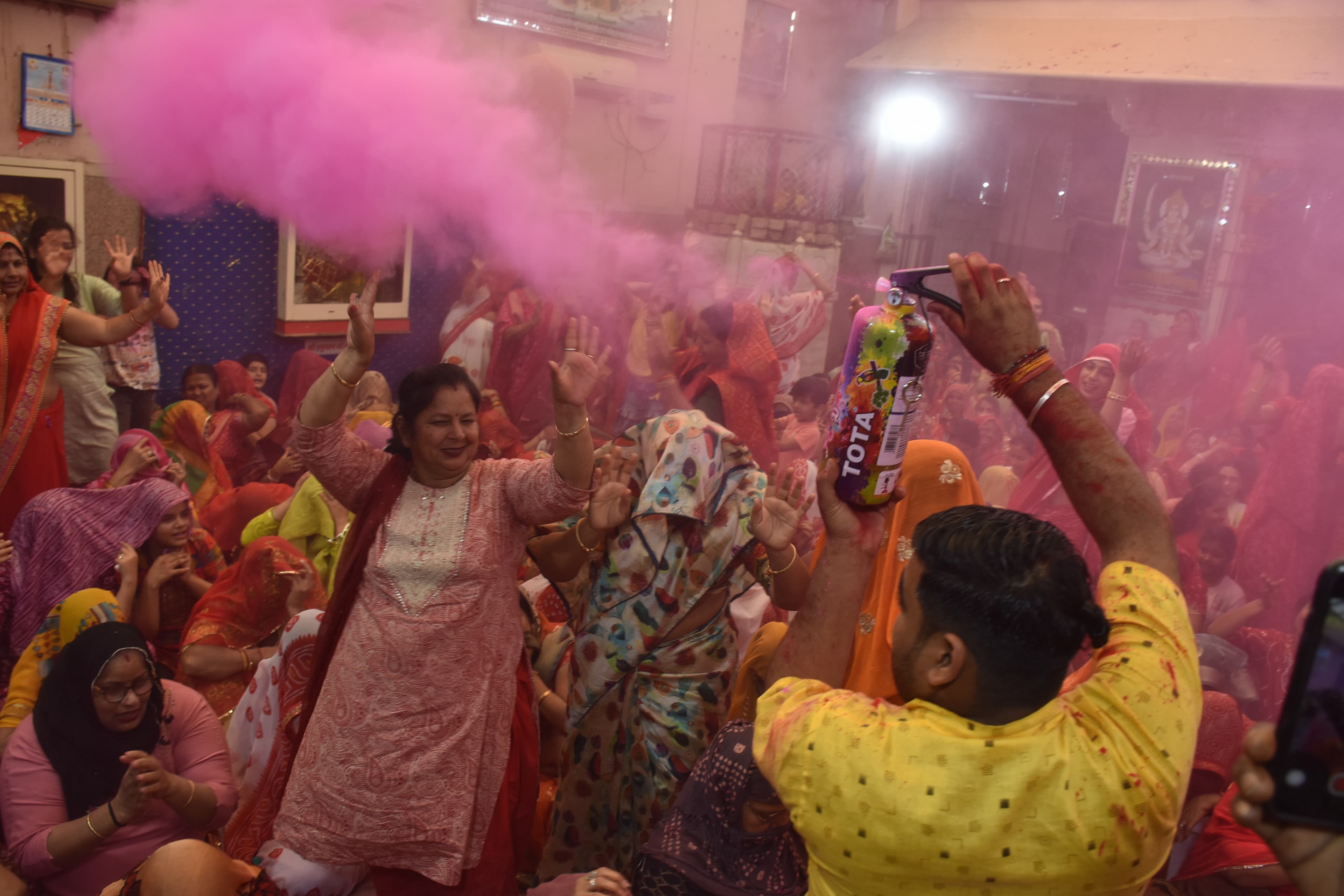 Nagarseth Banshiwala drenched in the pomp of Phagotsav, gulal, flowers, saffron and perfume