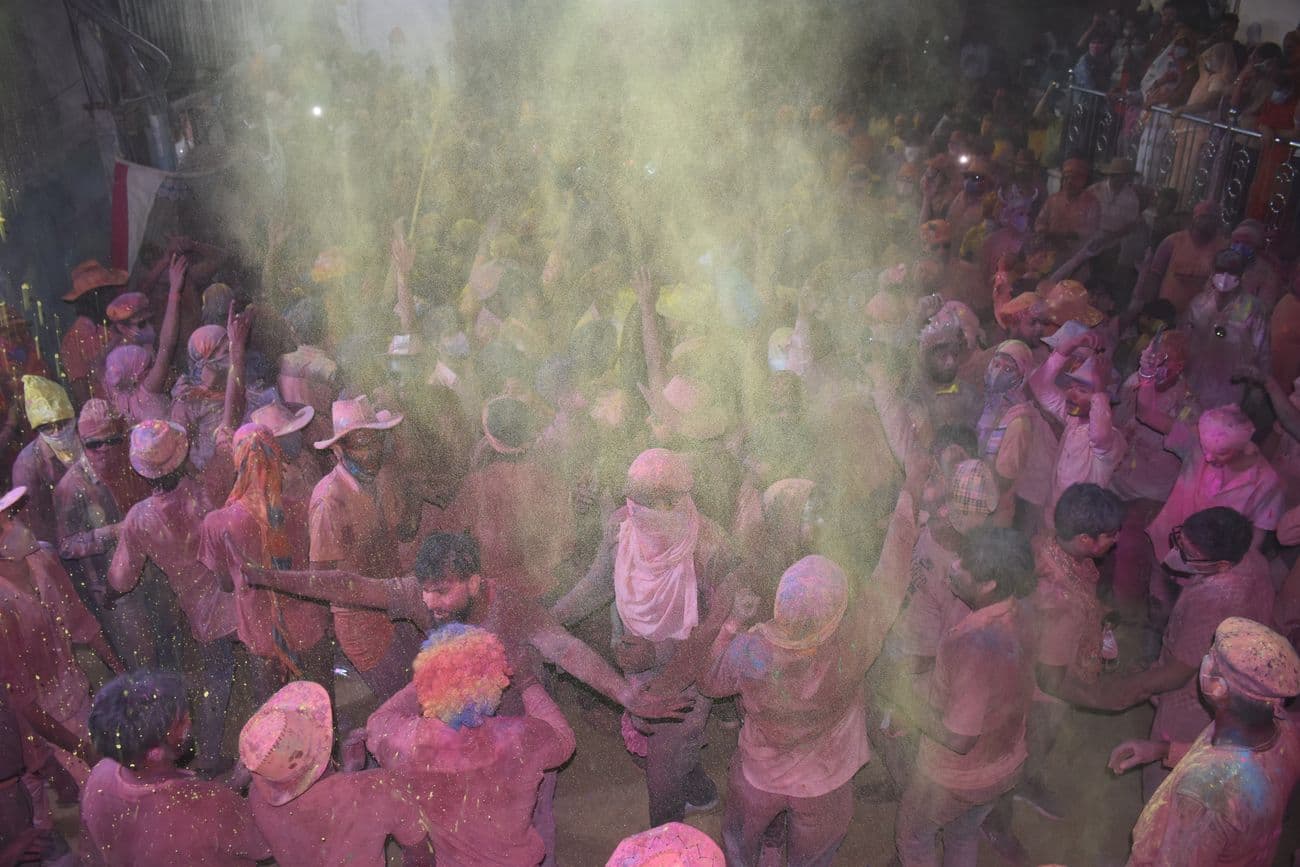 Shower of colors in Pushkarna Phagotsav, Lord Indra sprinkled light and there was a fight with the hubbub.