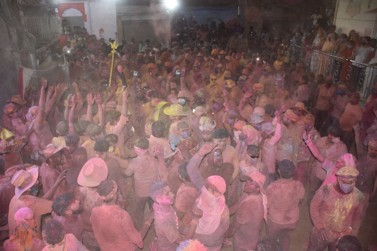 Shower of colors in Pushkarna Phagotsav, Lord Indra sprinkled light and there was a fight with the hubbub.