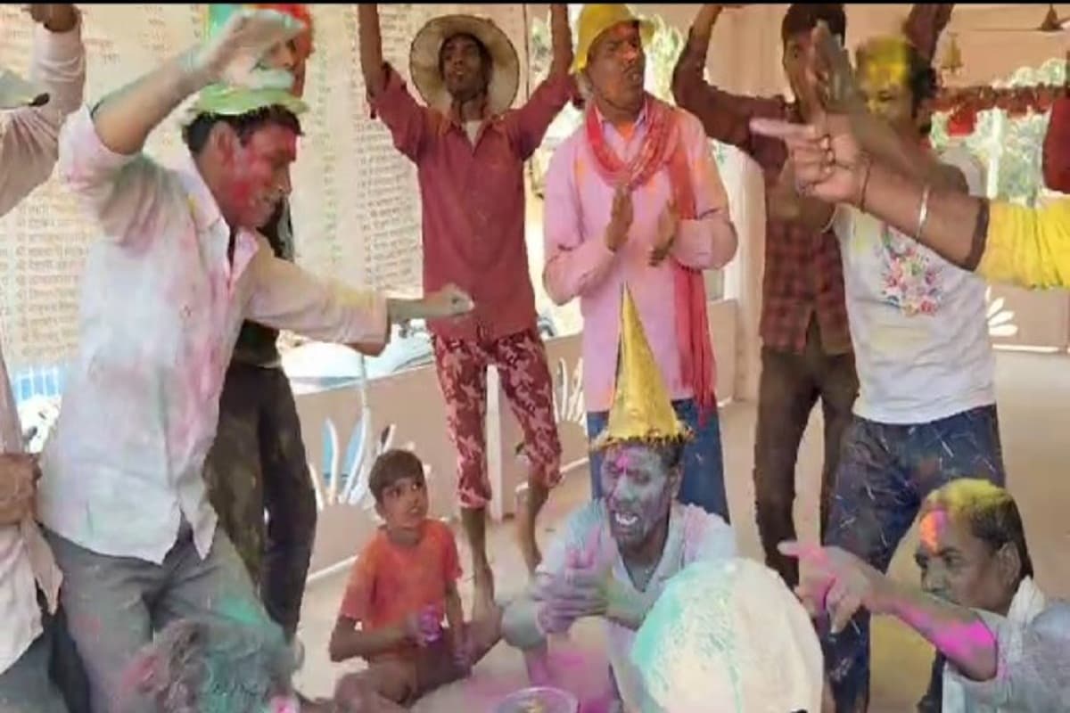 Unique Holi: छत्तीसगढ़ के इस गांव में सात दिन पहले मनाई जाती है होली, चौंका देगी वजह!