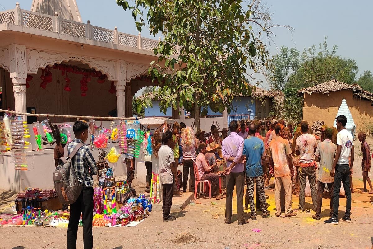 Unique Holi: छत्तीसगढ़ के इस गांव में सात दिन पहले मनाई जाती है होली, चौंका देगी वजह!