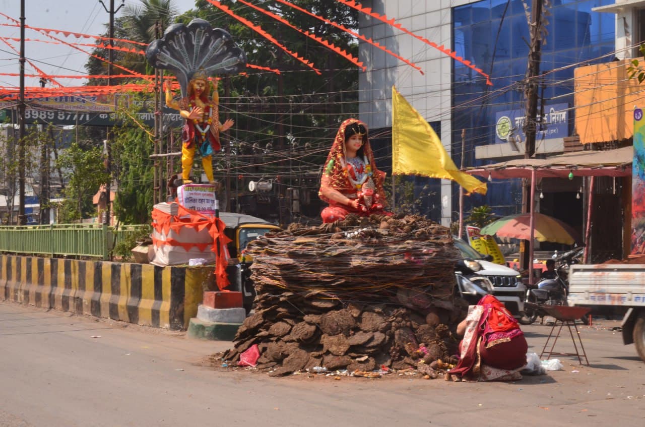 Holika Dahan 2025: रायपुर में मची होली की धूम, होलिका दहन को लेकर तैयारी पूरी, देखें तस्वीरें 
