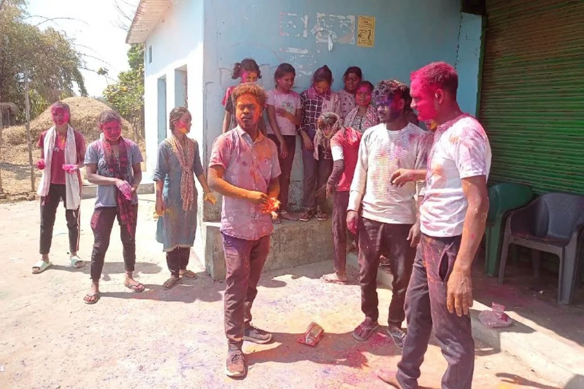 Unique Holi: छत्तीसगढ़ के इस गांव में सात दिन पहले मनाई जाती है होली, चौंका देगी वजह!