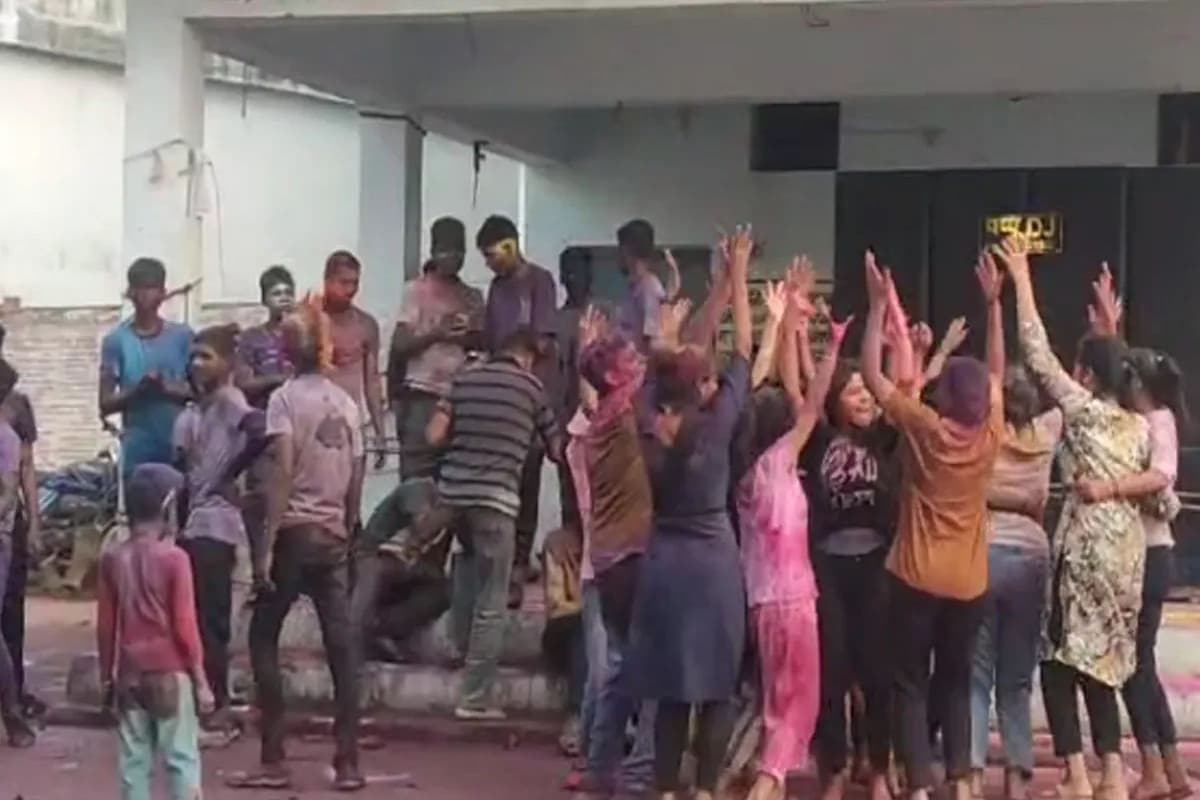 Unique Holi: छत्तीसगढ़ के इस गांव में सात दिन पहले मनाई जाती है होली, चौंका देगी वजह!