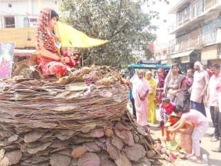 Holika Dahan 2025: रायपुर में मची होली की धूम, होलिका दहन को लेकर तैयारी पूरी, देखें तस्वीरें 
